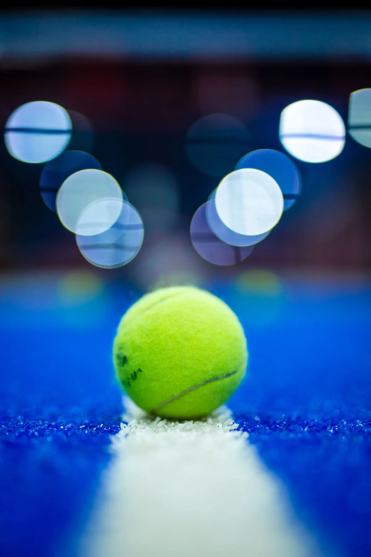 Pelota de pádel sobre la línea de la cancha
